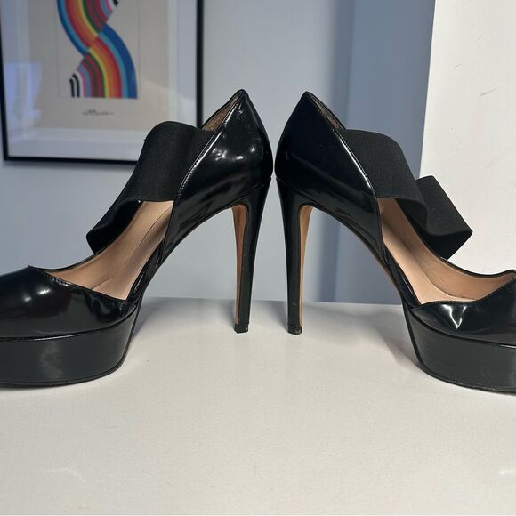 Stuart Weitzman Black Peep Toe Pumps in Polished Black Leather in Size 9 - Picture 9 of 12